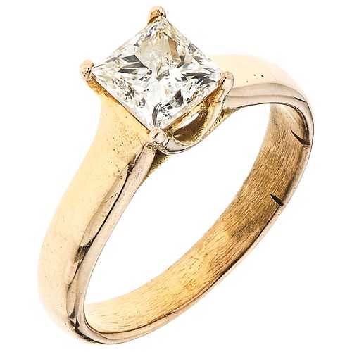 SOLITAIRE DIAMOND RING. 10K YELLOW GOLD