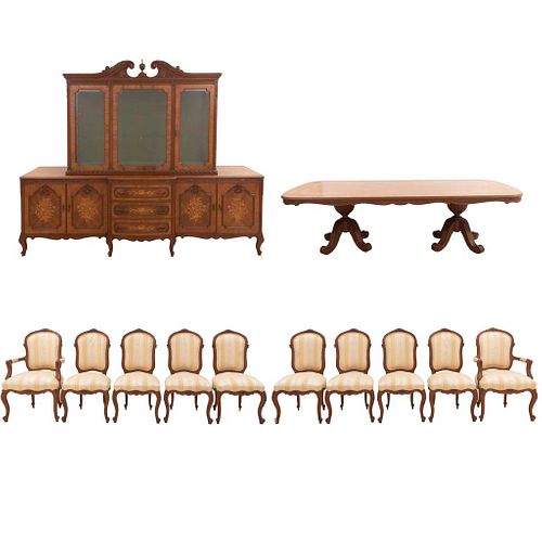 Comedor. Siglo XX. Elaborado en madera enchapada y triplay. Consta de: Mesa, vitrina con trinchador, 2 sillones y 8 sillas.