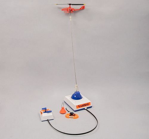 Helicóptero de juguete. México. 1971. Elaborado en material sintético. Marca VertiBird por Mattel. Con control de vuelo.