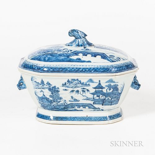 Canton Pattern Chinese Export Porcelain Tureen, 19th century, with boar's head handles, ht. 9, wd. 12 1/8 in.