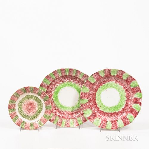 Three Red and Green Rainbow Spatterware Plates, England, 19th century, two paneled-rim dinner plates and a small plate, all with altern