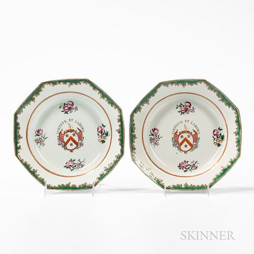 Pair of Octagonal Export Porcelain Soup Plates, China, late 18th/early 19th century, with dotted green border and gilt scrolls centerin