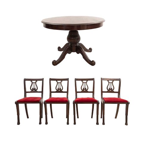 Comedor. S.XX. En madera. Consta de: Mesa. Cubierta circular, fuste a manera de jarron y soportes tipo roleo y 4 sillas.