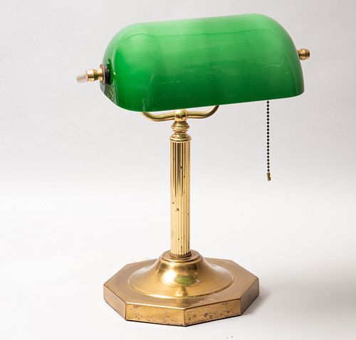 Lámpara de escritorio. Siglo XX. Estilo inglés. Elaborada en latón. Electrificada para una luz. Con pantalla de vidrio color verde.