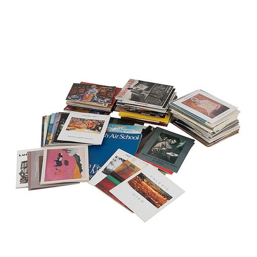Caja de Catálogos de  Exposiciones de Arte. Varios formatos. Algunos títulos: Jacobo Borges 60 Obras; Ximena Subercaseau... Pz:100.