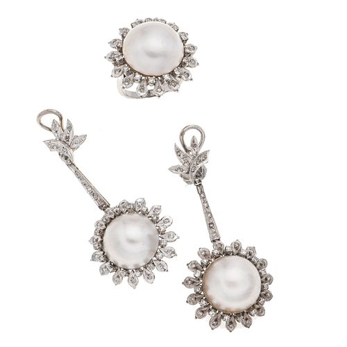 Anillo y par de aretes con medias perlas y diamantes en plata paladio. 3 medias perlas cultivadas de 15 mm. 108 diamantes. Talla: 5