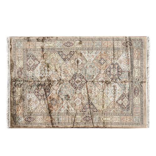 Tapete. Persia. Siglo XX. Estilo Mashad. Elaborado en fibras de lana y algodón. Decorado con motivos hexagonales. 135 x 229 cm
