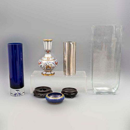 Lote de 5 piezas. Diferentes orígenes y diseños. SXX En cristal, uno de Murano, pewter y cloisonné. Consta de: jarrón, violetero, otros