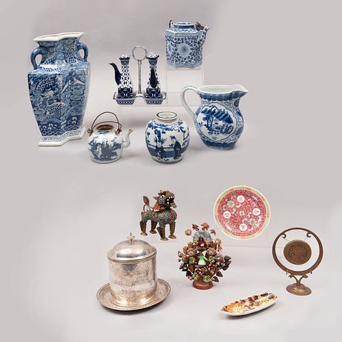Lote de 12 piezas. Diferentes orígenes y diseños. Siglo XX. Elaboradas en porcelana, cerámica, barro y metal.