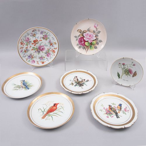 Lote de platos decorativos. Elaborados en porcelana Bavaria y otros. Decorados con aves, bouquets y cenefas doradas. Piezas: 7