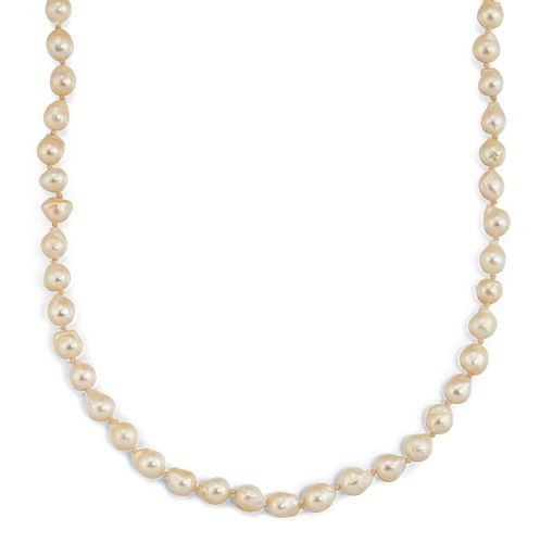 A CULTURED PEARL NECKLACE, the cultured pearls approx. 5.2 