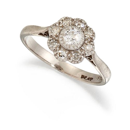 AN 18 CARAT GOLD AND PLATINUM DIAMOND CLUSTER RING, the cen