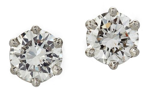 A PAIR OF 18CT WHITE GOLD DIAMOND EARSTUDS, the round brill