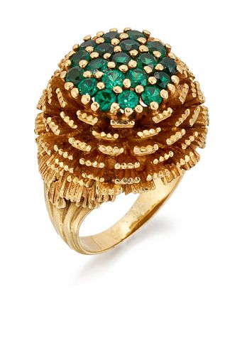 A MID-20TH CENTURY EMERALD COCKTAIL RING, the raised centra