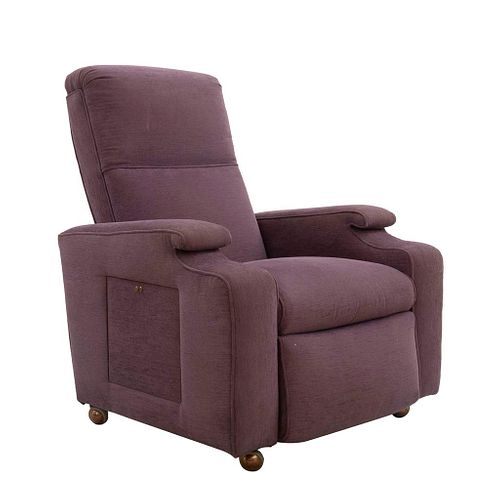 Reposet. Tapicería en color morado. Con respaldo cerrado reclinable, asiento acojinado, reposa pies y compartimentos laterales.