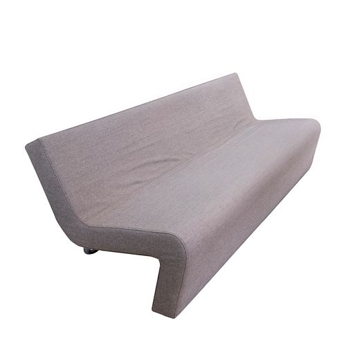 Lounge sofa. Italia. Siglo XXI. Marca MDF. Estructura de acero, espumada en frío con espuma de cauchos poliuretánicos.