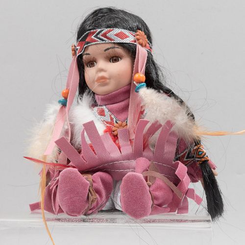 Muñeca nativa americana. sXX. En porcelana, cabello sintético, cuerpo de  tela y gamuza camello. Ataviada con vestimenta tradicional. for sale at  auction on 21st November | Bidsquare