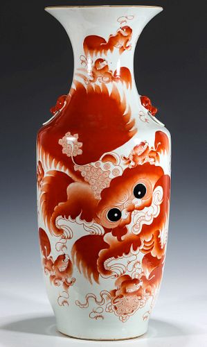 A LARGE 19C. CHINESE PORCELAIN VASE WITH BUDDHIST LION