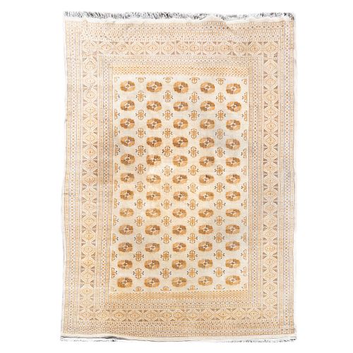 Tapete. Siglo XX. Estilo Bokhara. Elaborado en fibras de lana y algodón. Decorado con motivos geométricos sobre fondo beige.