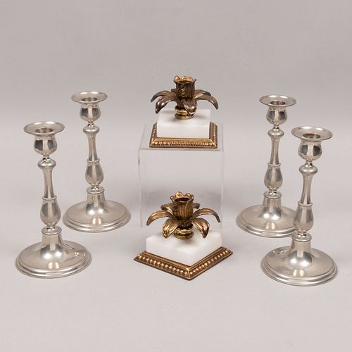 Lote de 6 candeleros. Siglo XX. Diferentes diseños. En pewter Selangor, metal dorado y mármol blanco. Unos con arandelas florales.