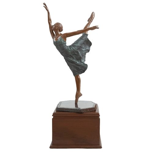 Javier Villareal. Bailarina. Firmada. Fundición en bronce patinado 3/24. Con base de metal. 97 x 51 x 56 cm