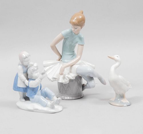 Lote de 3 figuras decorativas. Alemania y España. SXX. Elaboradas en porcelana, una Bavaria. Marca Lladró y Gerold & Co.