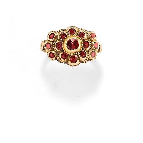A 18K yellow gold and garnet ring, early 20th Century