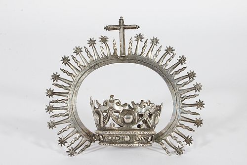 Corona colonial en plata repujada. México, siglo XVIII.