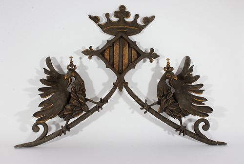 Aplique modernista con escudo de Cataluña y aves a los lados en hierro forjado, hacia 1900.