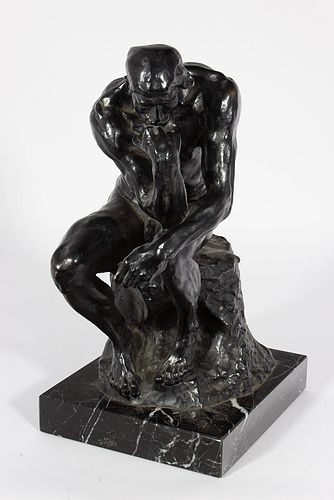 "El pensador". Escultura en bronce sobre peana de mármol del siglo XX. Siguiendo modelos de Auguste Rodin. Firmada.