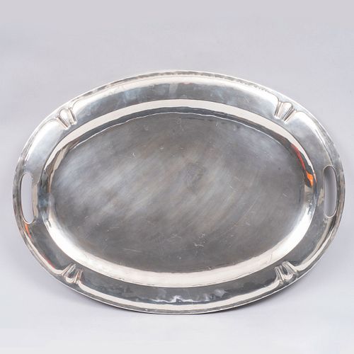 Charola. México, siglo XX. Diseño oval. Elaborado en plata Sterling Ley 0.925. sellado MACIEL. Peso: 2097 g.