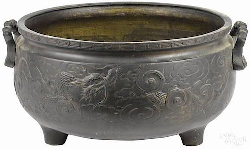 Japanese bronze cauldron with dragon decoration