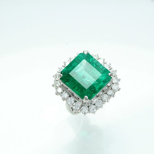 AN EMERALD WITH DIAMOND RING 