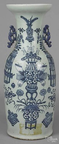Chinese blue and white porcelain vase, 19th c.,