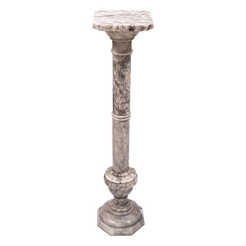 Pedestal. SXX. Diseño a manera de columna. En talla de mármol gris jaspeado. Con ábaco cuadrangular, fuste torzal y zócalo octogonal.