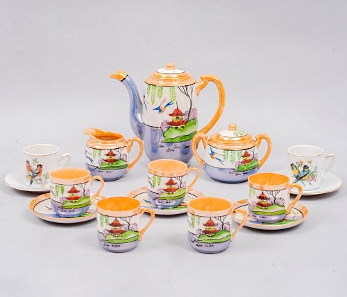 Juego abierto de té. Japón. Siglo XX. Elaborados en porcelana iridiscente. Consta de: tetera, cremera, azucarera y 5 ternos. Piezas: 13
