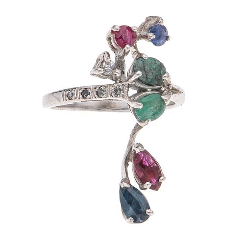 Anillo con zafiros, rubíes, esmeraldas y diamantes corte oval y redondo en plata paladio. Talla: 5. Peso: 2.6 g.