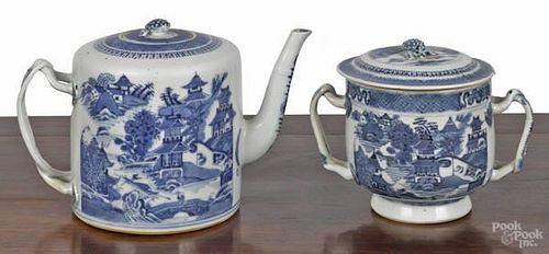 Chinese export blue and white porcelain teapot,