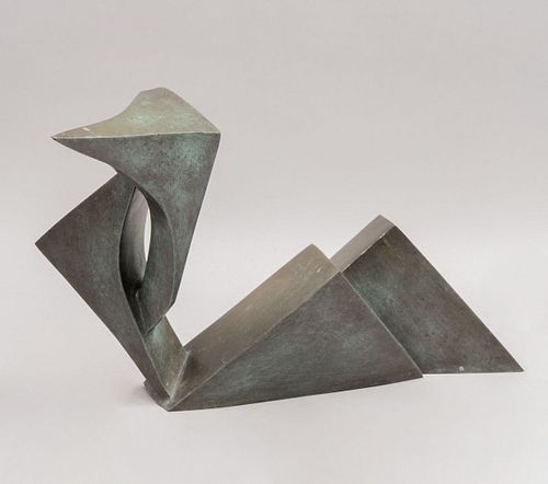 CELIA SITTON Figura geométrica Firmada y fechada 00 Fundición en bronce patinado 27 x 33 x 60 cm