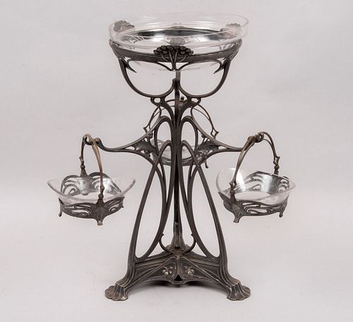 Centro de mesa. SXX Estilo Art Decó. En metal plateado. Con 4 depósitos de cristal, uno a manera de frutero y 3 a manera de canastillas