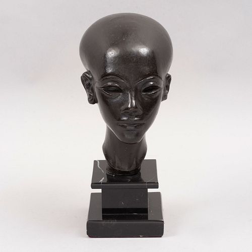 Réplica del busto retrato de la Princesa Meritatón. Siglo XX. Fundición en bronce con base de mármol negro. 29 cm de altura.