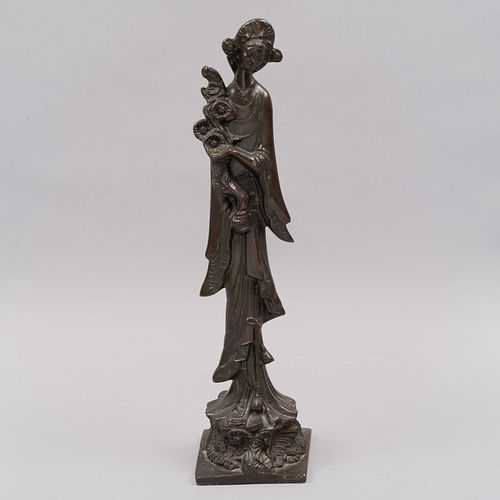 Quan Yin. Siglo XX. Fundición en bronce.  47 x 12 x 12 cm