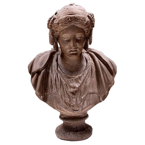 Busto de dama. Origen europeo. Siglo XX. Elaborado en yeso. Acabado a manera de cantera. 70 x 40 x 80 cm
