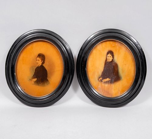 Lote de 2 fotografías en cera. Retratos de damas Enmarcadas con marco oval 31.5 x 28 cm con marco