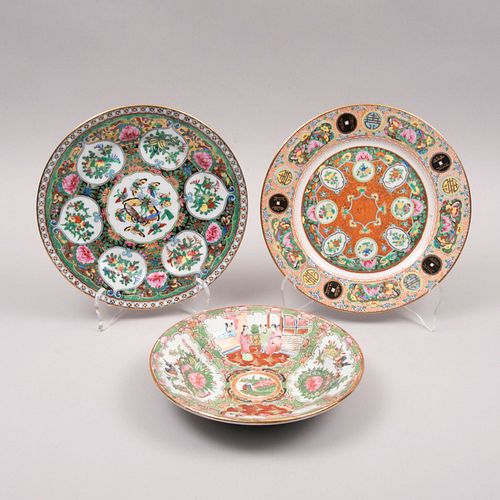 Lote de 3 platos decorativos. China. Siglo XX. Elaborados en porcelana. Decorados con elementos vegetales, florales, orgánicos.