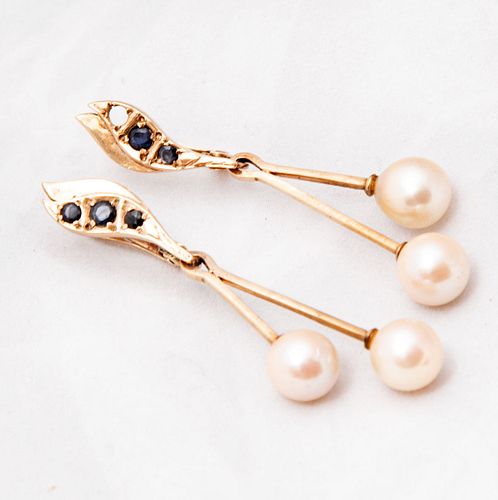 Par de aretes con perlas y zafiros en oro amarillo de 14k. 4 perlas cultivadas color crema de 9 mm. 5 zafiros corte redondo. P...