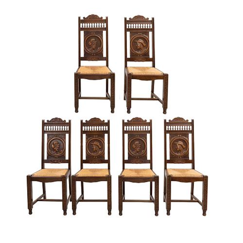 Lote de 6 sillas. Francia. Siglo XX. Estilo Bretón. En talla de madera de roble. Con respaldos semiabiertos, asientos de palma tejida.