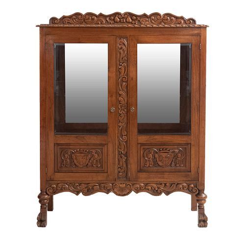 Vitrina. SXX. Estilo Colonial Español. En talla de madera. Con 2 puertas abatibles y laterales con cristal y espejo interno. 163 x 126