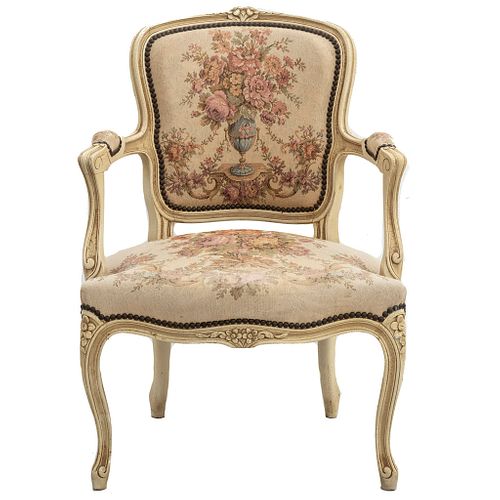Sillón. Francia. Siglo XX. Estilo Luis XV. Estructura de madera de nogal. Con respaldo cerrado y asiento en tapicería floral.