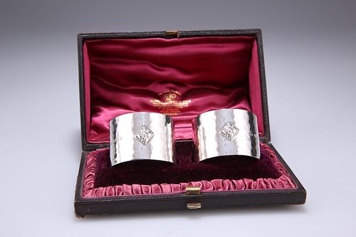 A PAIR OF GEORGE V SILVER NAPKIN RINGS, by Albert Edward Jo